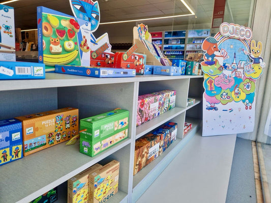 Montra da Papelaria Galeria com novidades Djeco em puzzles e jogos educativos