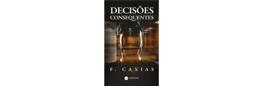 Livro Decisões Consequentes de F. Caxias pousado sobre caixa de envio da Cordel d’ Prata, em fundo de madeira