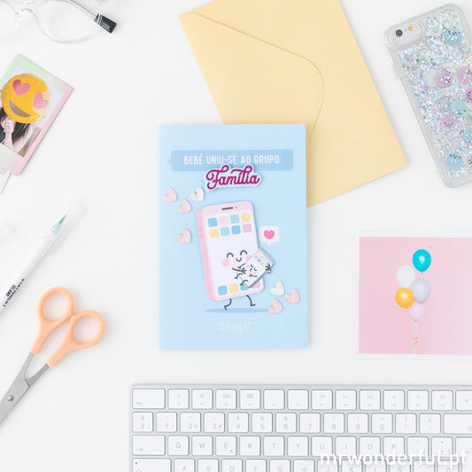 Bebé unui-se ao grupo da família