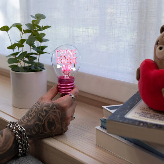 LOVE IS IN THE AIR - Lâmpada