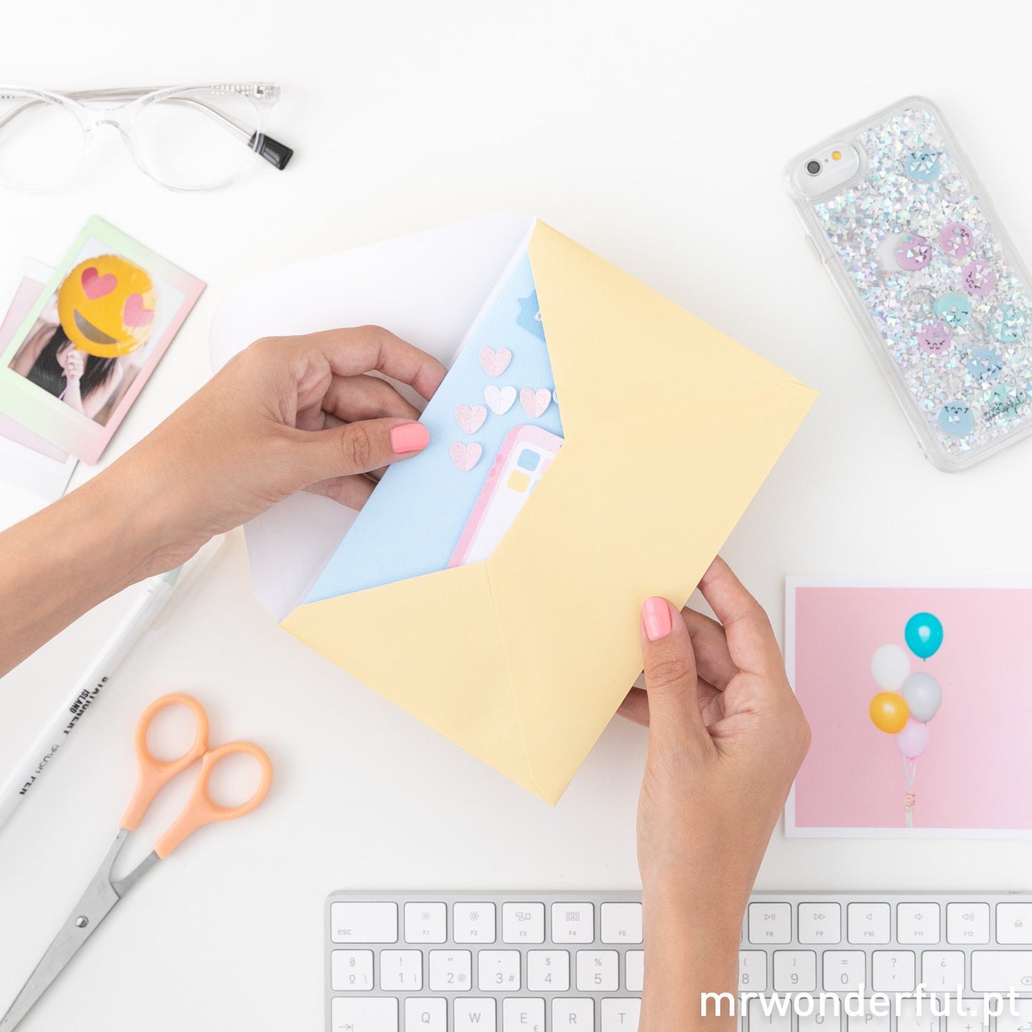 Bebé unui-se ao grupo da família