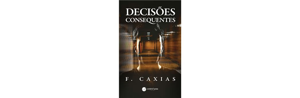 Livro Decisões Consequentes de F. Caxias pousado sobre caixa de envio da Cordel d’ Prata, em fundo de madeira