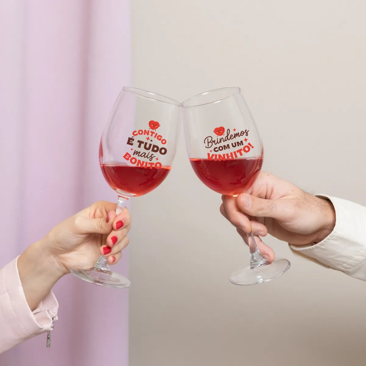 Kit de 2 copos de vinho - Contigo é tudo mais bonito. Brindemos com um vinhito!